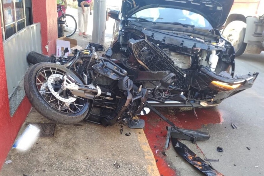 Colisão entre moto e carro deixa 3 feridos em Itaúna - Screenshot 20240427 082515 Chrome