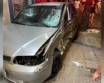 Sobrinho pega carro de tio e se envolve em acidente no Centro de Divinópolis
