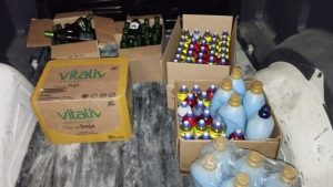 Trio &eacute; preso ap&oacute;s furtar azeite, &oacute;leo de soja e produtos de limpeza em Cl&aacute;udio