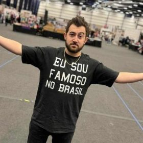 Ator que fazia o Greg declara amor ao Brasil e ultrapassa “Chris” nas redes sociais