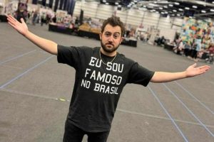 Ator que fazia o Greg declara amor ao Brasil e ultrapassa &ldquo;Chris&rdquo; nas redes sociais
