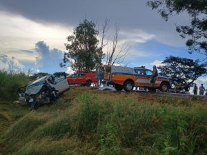 Batida frontal entre dois carros deixa seis mortos na BR-251, em Unaí