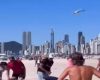 Influenciadora joga dinheiro de helicóptero em praia e faz “chover grana”