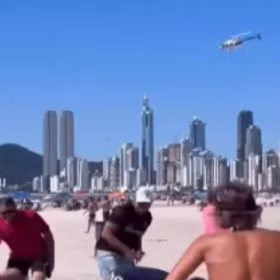 Influenciadora joga dinheiro de helicóptero em praia e faz “chover grana”