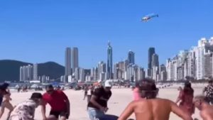 Influenciadora joga dinheiro de helicóptero em praia e faz “chover grana”