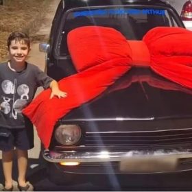Menino de 9 anos ganha Chevette após guardar dinheiro por cinco anos