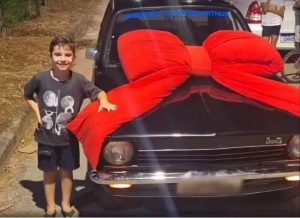 Menino de 9 anos ganha Chevette após guardar dinheiro por cinco anos