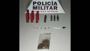 Formiga: PM apreende muni&ccedil;&otilde;es e drogas; dupla &eacute; presa