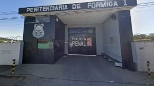 Formiga: Fam&iacute;lia de detento morto em banheiro de cela faz protesto na porta de Penitenci&aacute;ria