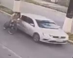 Câmera flagra policial atropelado por carro em Divinópolis