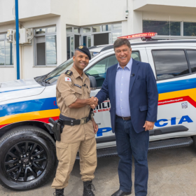 Senador Carlos Viana entrega mais um veículo para a Polícia Militar de Minas Gerais