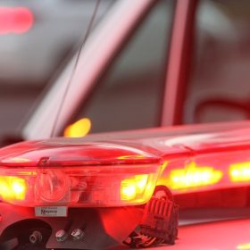 Itaúna: Motorista fica gravemente ferido ao colidir carro em poste