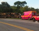 Carreta tomba e três ficam feridos na BR-494, em Oliveira
