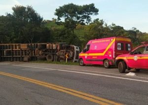 Carreta tomba e tr&ecirc;s ficam feridos na BR-494, em Oliveira