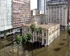 Comporta é aberta para escoar água do centro de Porto Alegre