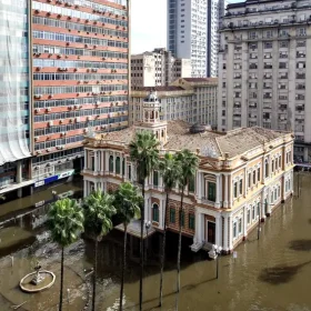 Comporta é aberta para escoar água do centro de Porto Alegre