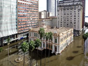 Comporta é aberta para escoar água do centro de Porto Alegre