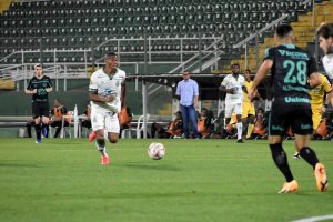 Coelho enfrenta a Chape por briga direta no G4. Chapecoense x Am&eacute;rica.
