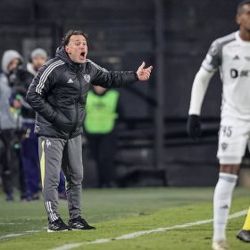 Galo perde a primeira com Milito e n&atilde;o depende s&oacute; de si para ser primeiro geral na Libertadores.