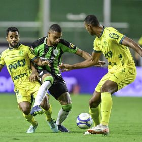 Coelho empata em casa e sai do G4.