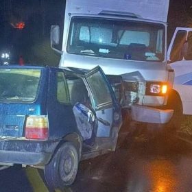 Três pessoas morreram após acidente entre carro e caminhão em Itapecerica