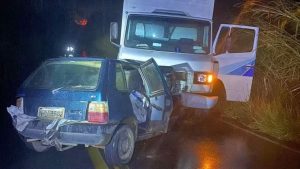 Tr&ecirc;s pessoas morreram ap&oacute;s acidente entre carro e caminh&atilde;o em Itapecerica