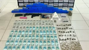 Bambu&iacute;: Homem &eacute; preso com barras de maconha e R$ 130 mil