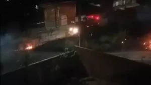 Itaúna: Bombeiros combatem incêndio em lote vago