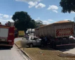 Mulher fica ferida após colidir carro contra carreta estacionada, na BR-354, em Arcos