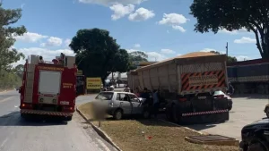Mulher fica ferida ap&oacute;s colidir carro contra carreta estacionada, na BR-354, em Arcos