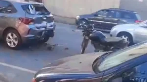 Acidente no Centro de Divin&oacute;polis deixa homem ferido