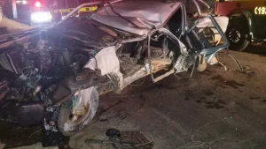 Par&aacute; de Minas: Carro bate em poste em e deixa homem ferido