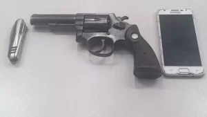 Ita&uacute;na: Ap&oacute;s persegui&ccedil;&atilde;o policial, homem &eacute; preso e arma apreendida