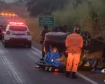 Carro carregado com drogas capota na MG-050 em Itaúna