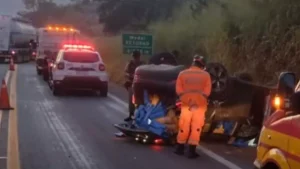 Carro carregado com drogas capota na MG-050 em Ita&uacute;na