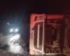Oliveira: Carreta tomba na BR-494 e motorista fica ferido