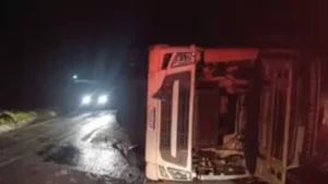 Oliveira: Carreta tomba na BR-494 e motorista fica ferido