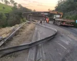 Formiga: Carreta carregada com soja tomba na BR-354