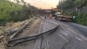 Formiga: Carreta carregada com soja tomba na BR-354