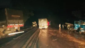 Formiga: Acidente envolvendo tr&ecirc;s carretas e um caminh&atilde;o &eacute; registrado na BR-354