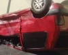 Itaúna: Carro capota ao ser atingido após avanço de semáforo