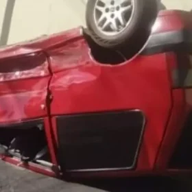 Itaúna: Carro capota ao ser atingido após avanço de semáforo