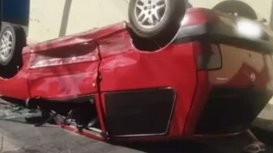 Ita&uacute;na: Carro capota ao ser atingido ap&oacute;s avan&ccedil;o de sem&aacute;foro