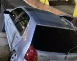 Carro colide com trem em Itaúna