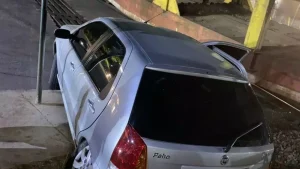 Carro colide com trem em Ita&uacute;na