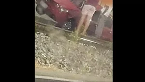 Ita&uacute;na: Carro cai em vala e condutor &eacute; preso por embriaguez