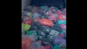 Mais de 800 pares de chinelos falsificados são apreendidos em carro de Nova Serrana