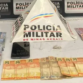 Divinópolis: PM prende homem por tráfico de drogas e captura foragido da Justiça