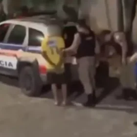 Araújos: Acusado de ato obsceno é preso em frente a uma escola