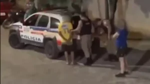 Ara&uacute;jos: Acusado de ato obsceno &eacute; preso em frente a uma escola